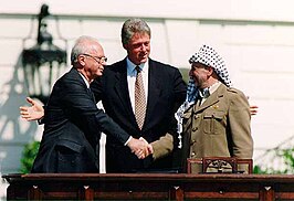 Yitzhak Rabin, Bill Clinton en Yasser Arafat tijdens de ondertekening, 13 september 1993.