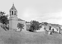 El poble de Castigaleu amb l'església i un grup de persones (cropped).jpeg