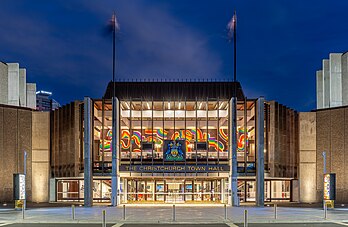 Antiga Câmara Municipal de Christchurch, Nova Zelândia. O edifício tornou-se um centro de artes cênicas conhecido como Christchurch Town Hall of the Performing Arts (Câmara Municipal de Artes Cênicas de Christchurch) (definição 5 421 × 3 535)