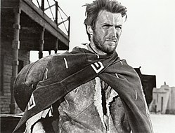 Clint Eastwood rooli­hahmossaan ”Mies ilman nimeä” elo­kuvassa Kourallinen dollareita vuonna 1964.