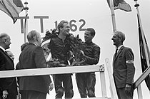 Huldiging na de 50cc-race van de Asser TT van 1962 met in de krans Jan Huberts, die tweede werd