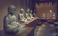 仏像群。1883年のアムステルダム国際植民地物産展で購入（日本）。