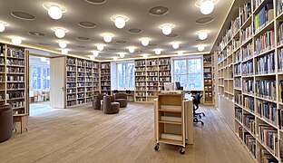 Bibliothek mit viel Licht