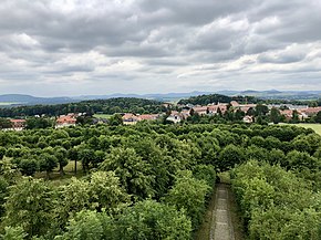 Barevná fotografie s pohledem na Herrnhut z altánu na Hutbergu