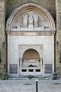 Monument aux morts (1923), beffroi de Dunkerque.