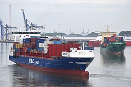 Twee containerfeeders wisselen van ligplaats bij de RST-Noord terminal