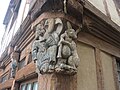 Groupe sculpté situé à l'angle de la maison de la Truie-qui-file.