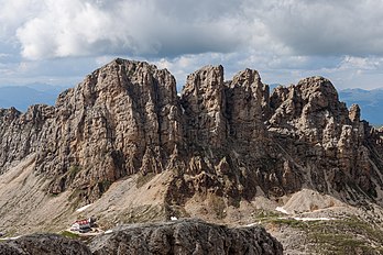 Vista do refúgio de montanha Alpe di Tires localizado no sopé do maciço Denti di Terrarossa nas Dolomitas, Tires, Itália. (definição 3 872 × 2 581)