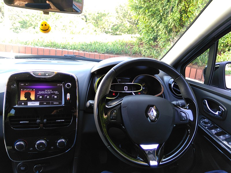 File:A 2013 Renault Clio IV Dynamique instrument cluster 2.jpg