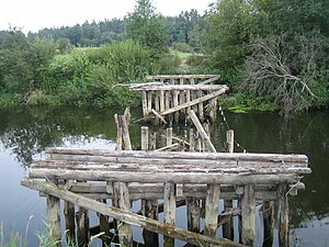 Gamla raserade träbron i Lemmaku (2010).