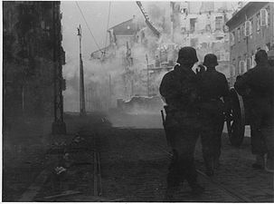 NARA copy #26 Destruction of a housing block Cannon on Zamenhofa Street shooting North at resistance in Gęsia 20 building