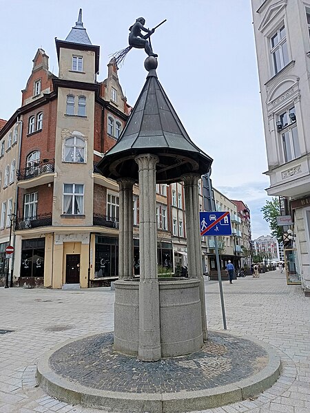 File:Studnia czarownic, Śródmieście, Gorzów Wielkopolski, Lubušské vojvodství 01.jpg