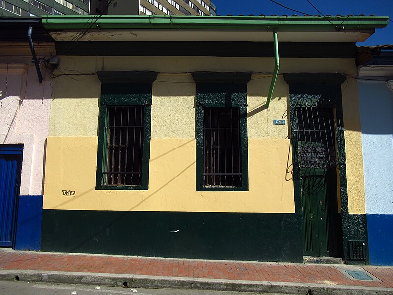 File:2019 Bogotá - Fachada de casa en el barrio Las Aguas - Transversal 1 con calle 17.jpg