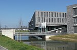 UWCM, brug en scholen