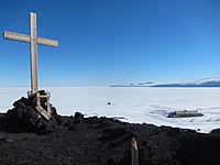 Cross on Wind Vane Hill with Terra Nova Hut. Author: Sandwichgirl