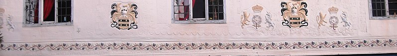 File:Hadleigh banner pargetting on the High Street.jpg