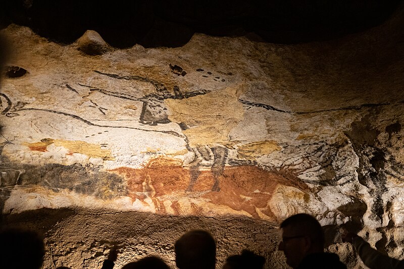 File:Lascaux II, Salle des taureaux-4971.jpg