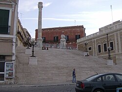 Tiang Rom menandakan hujung Via Appia purba di Brindisi.