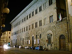 A Palazzo Medici-Riccardi a Via Cavour felől