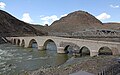 Brücke über den Murat mit der Kirche im Hintergrund