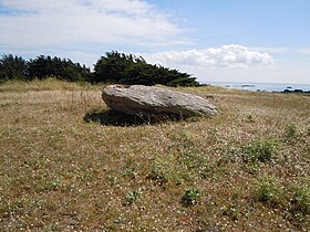 Dalle de dolmen à l'entrée de la pointe de Conguel