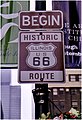 Beginn der Route 66 in Chicago..Das Schild wurde für Touristen montiert, weil die Einbahnstraße hier in Richtung Westen führt. Die Straße begann ein Block südlich von der Stelle, wo sich heute eine Einbahnstraße in Richtung Osten befindet.