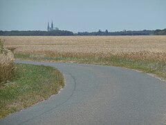 Vue sur la cathédrale entre Loinville et Coltainville.jpg