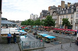 Place des Lices with the roof top of Les Halles Martenot seen in on the left, and the hôtels particuliers on the right