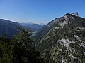 Blick vom Seekopf zur gegenüberliegenden Schlösselschneid, dahinter die Hörndlwand. Im Hintergrund das Kaisergebirge