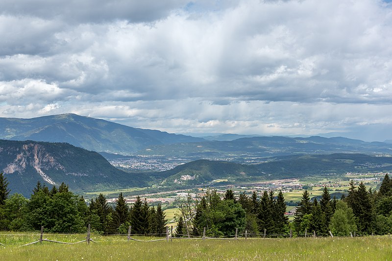 File:Arnoldstein Krainberg Blick auf Fürnitz und Villach 25052020 9107.jpg