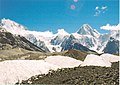 Pogled na Broad Peak (lijevo) i Gasherbrum IV s ledenjaka Baltoro .