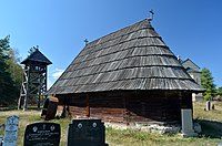 Autre vue de l'église, avec le chevet et le clocher