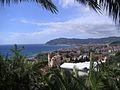 Golf von Diano Marina vom Hügel von Cervo aus gesehen. Vorne im Bild die Gemeinde San Bartolomeo al Mare, die in Diano Marina (Hintergrund) übergeht.