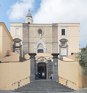 Le parvis et la façade