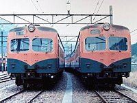 クハ86300番台塗り分け線の相違 クハ86306 初期製造車仕様（左） クハ86302[注釈 31] 増備車仕様（右）