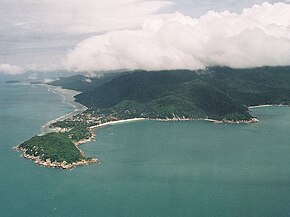 Vedere aeriană a insulei dinspre sud. Jos la stânga se vede peninsula Had Rin pe al cărei țărm din dreapta (Țărmul Răsăritului) au loc serbările Lunei Pline.