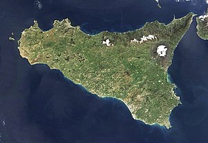 Satellitebild vo Sizilie mit em Etna im Oste