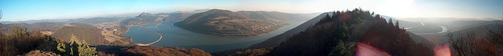 Panoramo de Udiča kaj rivero Váh de monto Holýš