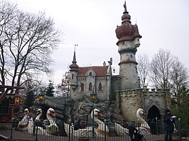 De Zes Zwanen in de Efteling, een rijkelijk gedecoreerde watercarrousel