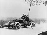 La voiture de Marcel Renault à pleine allure quelques kilomètres avant l'accident.