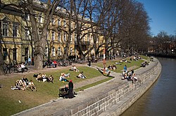 La gente del posto si gode il sole in primavera