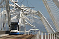 Straßenbahn auf der Enneüs-Heerma-Brücke, entworfen von Nicholas Grimshaw