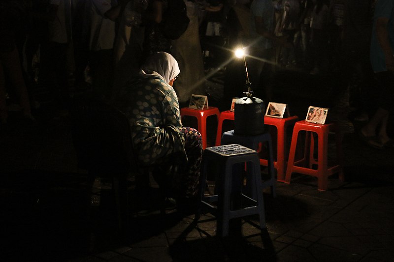 File:Henna artist.jpg