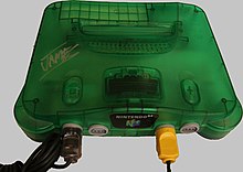 Una consola Nintendo 64 verda translúcida amb quatre ports de controlador al davant.