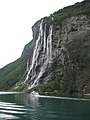 Zazpi ahizpak ur-jauzia Geirangerfjord gainean