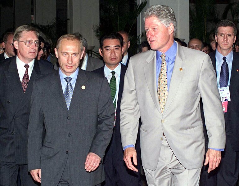 File:Vladimir Putin with Bill Clinton-13.jpg