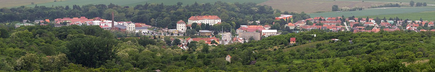 Panorama Židlochovic z rozhledny Akátová věž. Uprostřed zámek s parkem, vlevo komín a budovy bývalého cukrovaru.