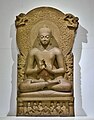 Bouddha assis en tailleur prêchant, geste de mise en mouvement de la roue de la Loi, dharmachakramudra. Sārnāth, vers 475, grès de Chunâr, Archeological Museum of Sârnâth.