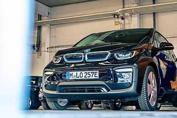 Sähköautossa ”säleikkö” on umpinainen (BMW i3).