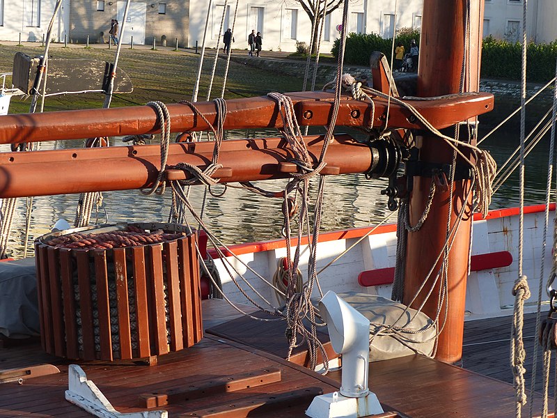 File:Bateau dans le port de Vannes 10.jpg